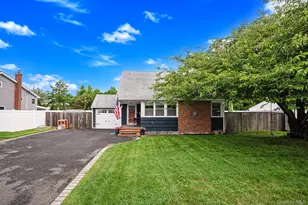 125 Raleigh Ln, West Islip, NY 11795 - Photo 3