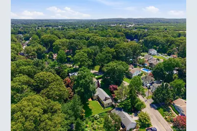 10 Valleywood Drive, Huntington Station, NY 11746 - Photo 11