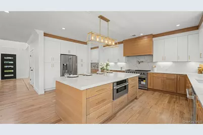 1025 Mirabelle Avenue, Westbury, NY 11590 - Photo 11