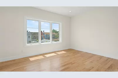1025 Mirabelle Avenue, Westbury, NY 11590 - Photo 27