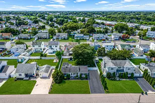 822 Milligan Ln, West Islip, NY 11795 - Photo 3