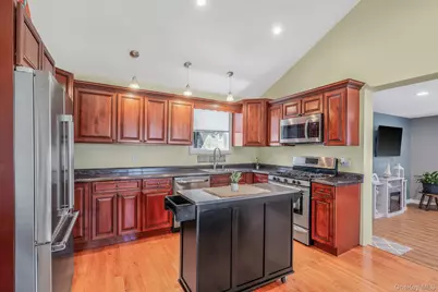 822 Milligan Lane, West Islip, NY 11795 - Photo 7