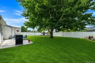 822 Milligan Ln, West Islip, NY 11795 - Photo 17
