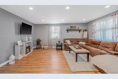822 Milligan Lane, West Islip, NY 11795 - Photo 11