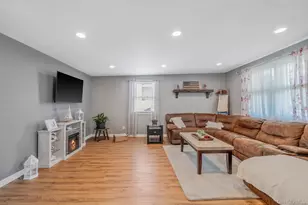 822 Milligan Ln, West Islip, NY 11795 - Photo 11