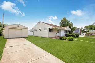 2 Mozart Ln, Bethpage, NY 11714 - Photo 3