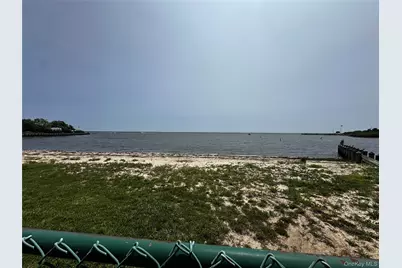 445 Mariners Way, Copiague, NY 11726 - Photo 11
