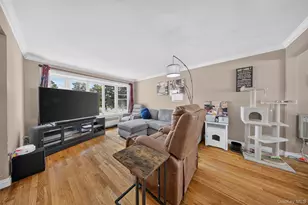 201 Willis Ct, Wantagh, NY 11793 - Photo 5