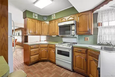 53 Berkshire Road, Hicksville, NY 11801 - Photo 11