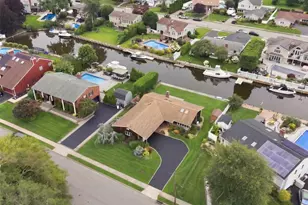 35 Fleets Point Dr, West Babylon, NY 11704 - Photo 3