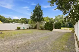 60 Hawthorne St, Selden, NY 11784 - Photo 29