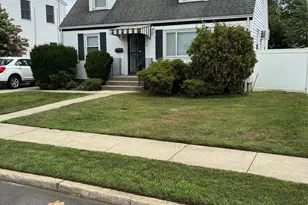 25 S Elm St, Hicksville, NY 11801 - Photo 3