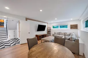 125 Hicks Ln, Great Neck, NY 11024 - Photo 21