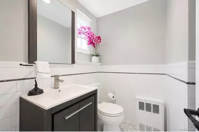 125 Hicks Lane, Great Neck, NY 11024 - Photo 23