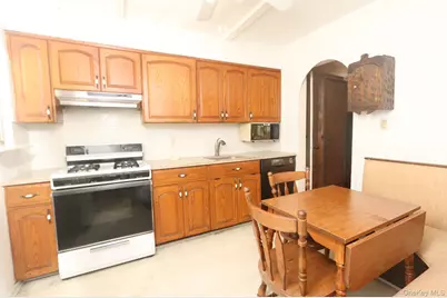 43 Ivanhoe Place, Valley Stream, NY 11580 - Photo 3