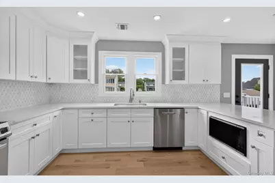 851 W Bay Drive, West Islip, NY 11795 - Photo 11