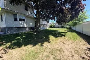 381 N Monroe Ave, Lindenhurst, NY 11757 - Photo 43
