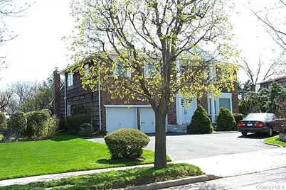 15 Hunt Court, Roslyn, NY 11576 - Photo 1