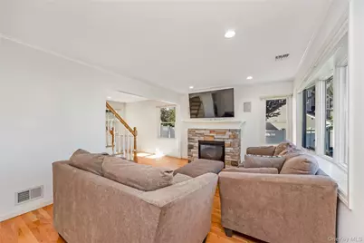 516 Heathcliff Drive, Seaford, NY 11783 - Photo 5