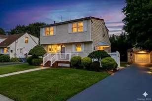 320 Aster Rd, West Islip, NY 11795 - Photo 3