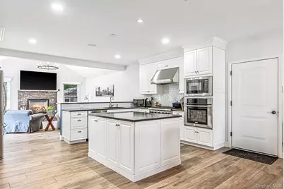 121 Bayway Avenue, Bay Shore, NY 11706 - Photo 17