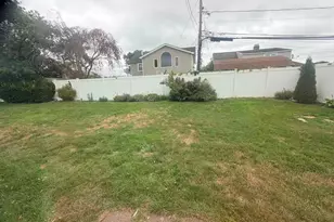 190 Meridian Rd, Levittown, NY 11756 - Photo 19