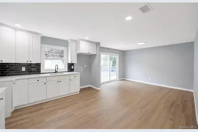 779 Peconic Avenue, West Babylon, NY 11704 - Photo 21