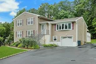 7 Holly Ridge Rd, Valhalla, NY 10595 - Photo 3