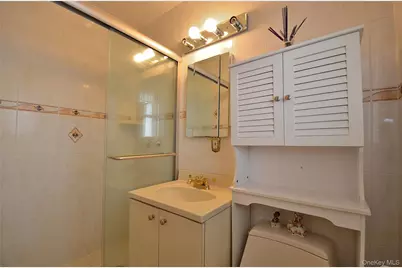 786 E Carl Avenue, Baldwin, NY 11510 - Photo 17