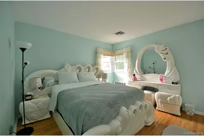 786 E Carl Avenue, Baldwin, NY 11510 - Photo 19