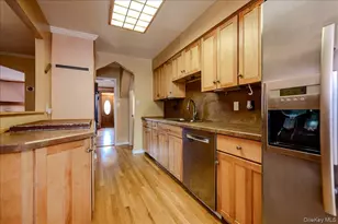 390 Cochran Pl, Valley Stream, NY 11581 - Photo 9