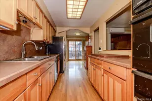 390 Cochran Pl, Valley Stream, NY 11581 - Photo 7