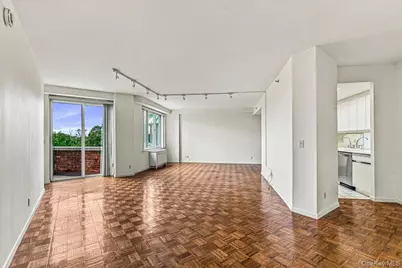 100 Hilton Avenue #707, Garden City, NY 11530 - Photo 3