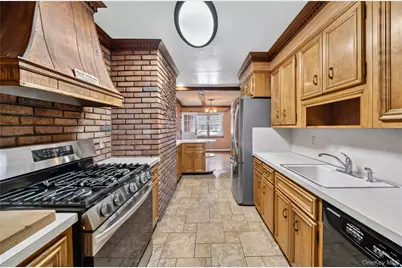 240 Pearl Street, Lawrence, NY 11559 - Photo 5