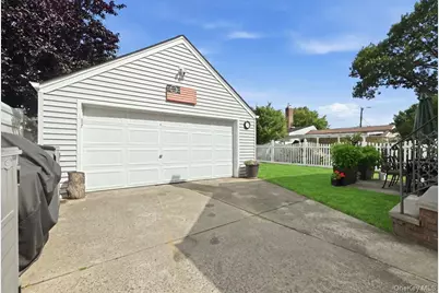 710 Premier Boulevard, New Hyde Park, NY 11040 - Photo 25