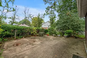 37 Maple Dr, New Hyde Park, NY 11040 - Photo 15