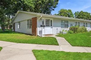 232 Blackpool Ct, Ridge, NY 11961 - Photo 3