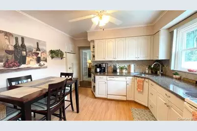 32 Taylor Drive, Farmingdale, NY 11735 - Photo 11