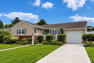 32 Taylor Dr, Farmingdale, NY 11735 - Photo 5