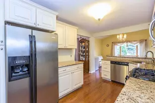 33 Michael Ln, New Hyde Park, NY 11040 - Photo 7