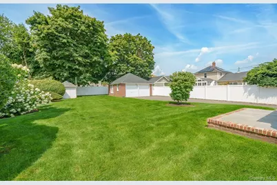 228 Van Cott Avenue, Farmingdale, NY 11735 - Photo 9