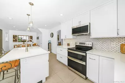 228 Van Cott Avenue, Farmingdale, NY 11735 - Photo 15