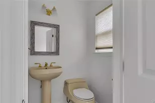 136 Lee Rd, Garden City, NY 11530 - Photo 9