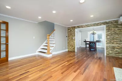 17 Piccadilly Downs, Lynbrook, NY 11563 - Photo 5