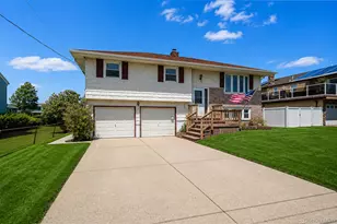 8 Wilson Pl, Lindenhurst, NY 11757 - Photo 3