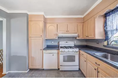 8 Wilson Place, Lindenhurst, NY 11757 - Photo 9