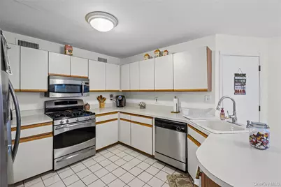 2 Windsor Court, Amityville, NY 11701 - Photo 7