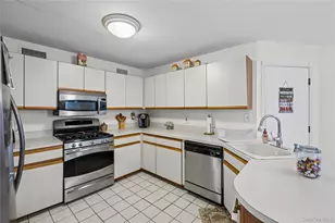 2 Windsor Ct, Amityville, NY 11701 - Photo 7
