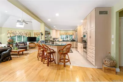21 Bay Avenue W, Hampton Bays, NY 11946 - Photo 15