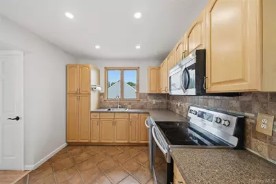 4 Farragut Avenue, Lindenhurst, NY 11757 - Photo 11